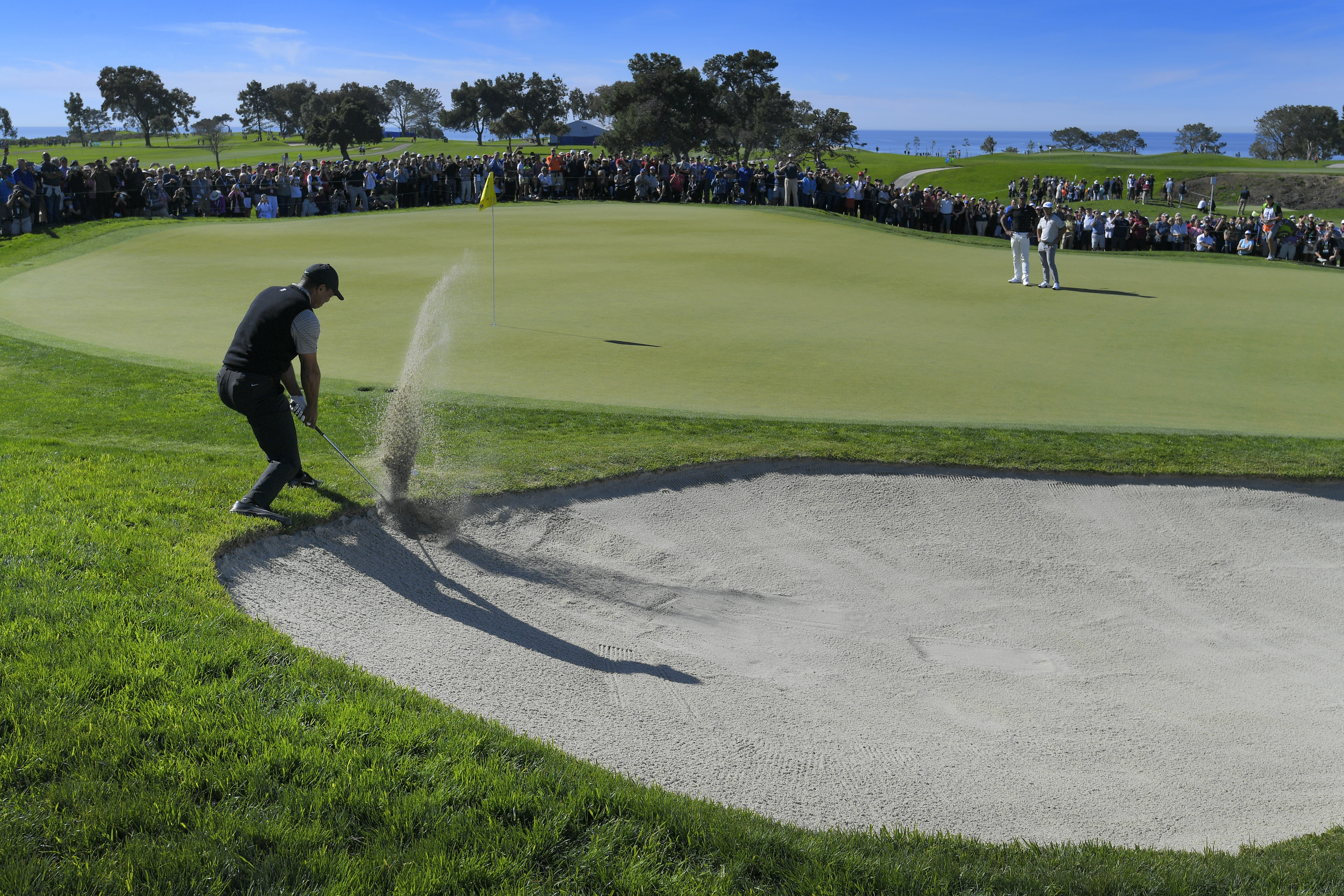 Tiger Woods Friday live blog Woods overcomes mid-round hiccup to make the cut at Torrey Pines Golf News and Tour Information Golf Digest