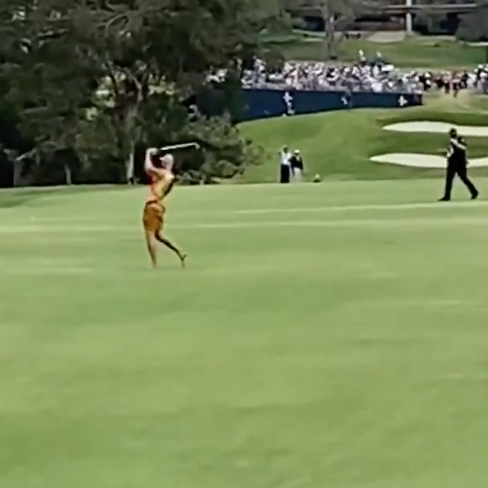 U S Open 2021 Random Fan Sneaks Onto Torrey Pines And Takes A Few Swings In The Fairway Actually Has A Pretty Nice Swing This Is The Loop Golf Digest