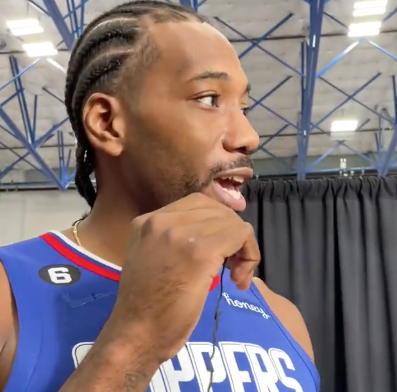 Alaska Turbulencia Maestro Kawhi Leonard peeling the Nike logo off his jersey for media day is one of  the great company men moves of all time | This is the Loop | Golf Digest